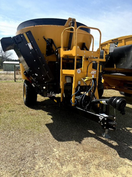 New 2025 Vermeer VS420 Vertical Mixer