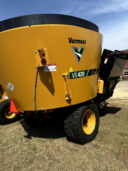 New 2025 Vermeer VS420 Vertical Mixer