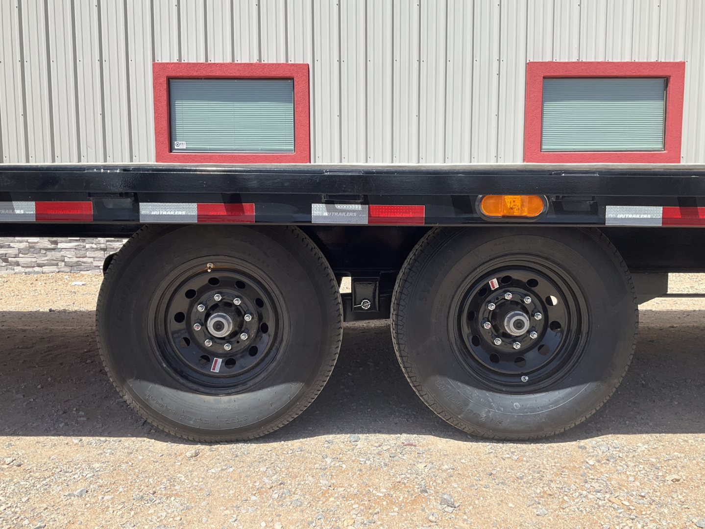 New 2026 PJ 102"x28' Gooseneck Deckover Hydraulic Tilt Trailer – T8