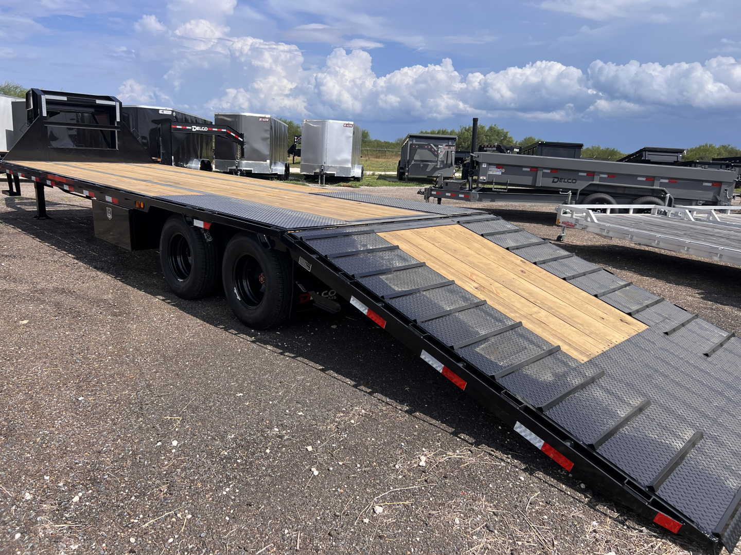 New 2026 Delco Trailers 102x32ft Gooseneck Flatbed Hydraulic Dovetail