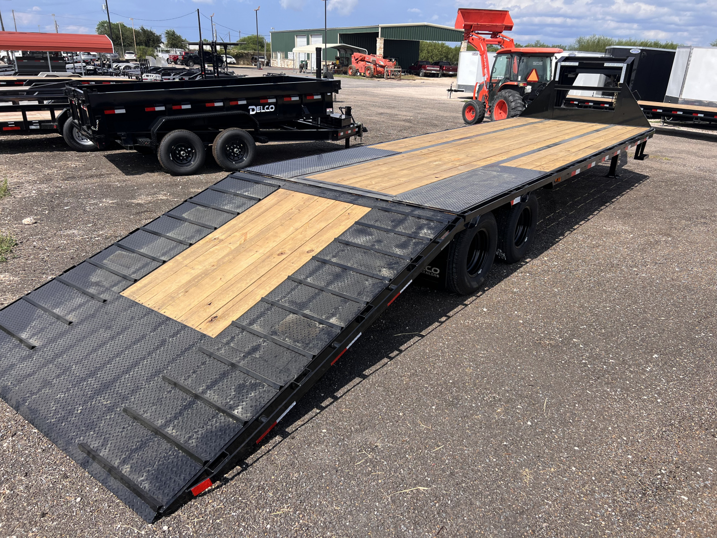 New 2026 Delco Trailers 102x32ft Gooseneck Flatbed Hydraulic Dovetail
