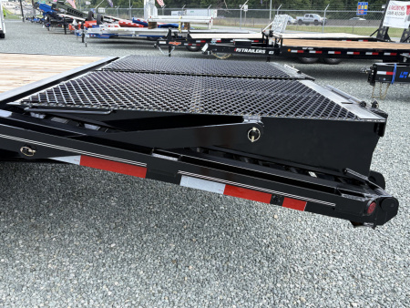 New 2025 Texas Bragg Trailers GN 35+5 20K Flatbed Trailer