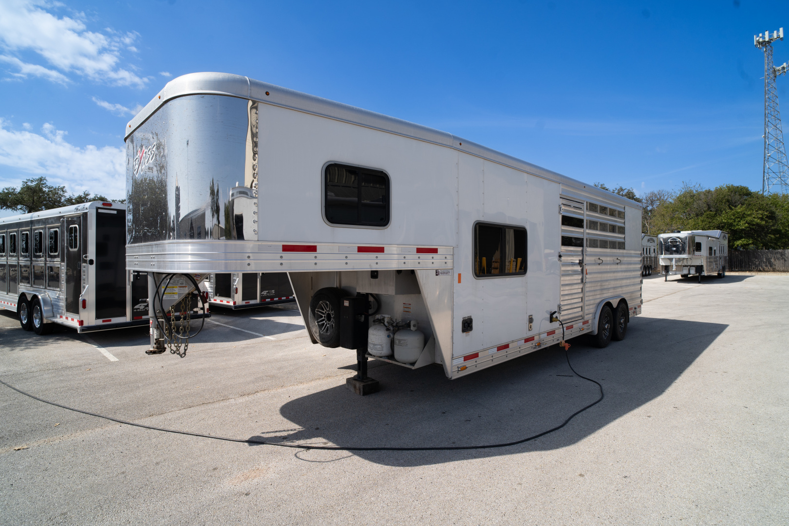 Used 2020 Exiss Trailers 8'6" Shortwall Gooseneck with Living Quarters Stock / Stock Combo Trailer