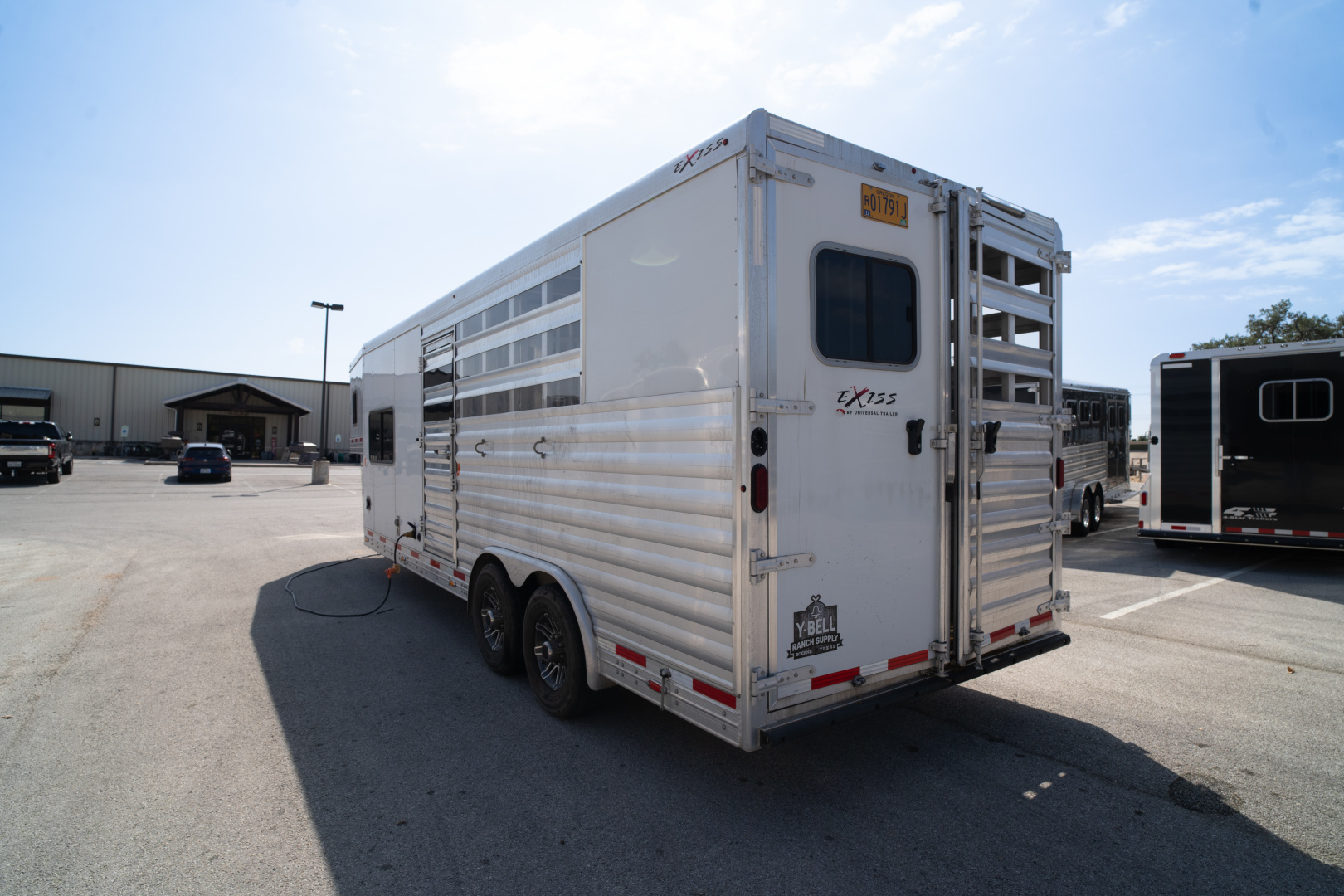 Used 2020 Exiss Trailers 8'6" Shortwall Gooseneck with Living Quarters Stock / Stock Combo Trailer