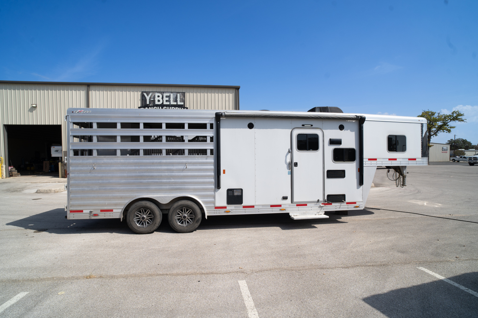 Used 2020 Exiss Trailers 8'6" Shortwall Gooseneck with Living Quarters Stock / Stock Combo Trailer