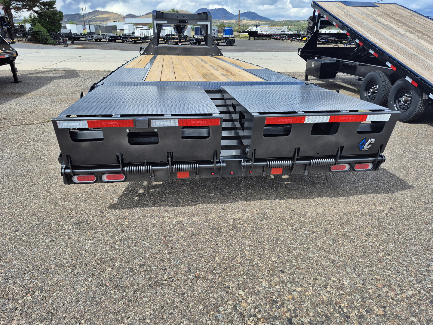New 2026 Diamond C Tandem Axle Gooseneck Equipment/15,500 GVWR/102"x25'