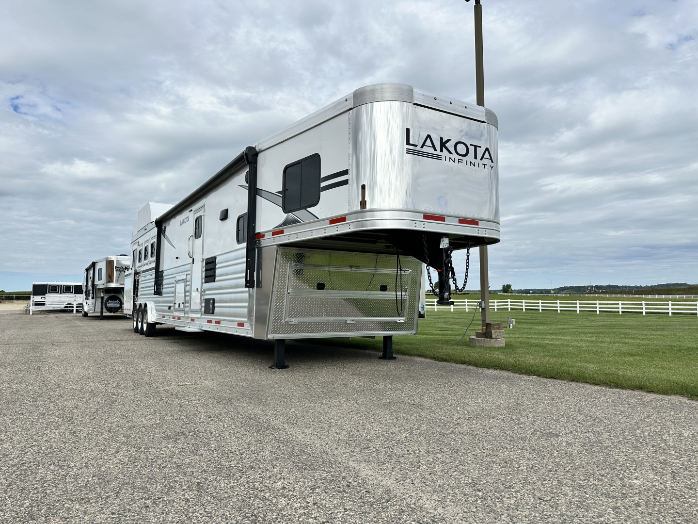 New 2026 Lakota 4H 18' LQ IN8418FKT Horse Trailer