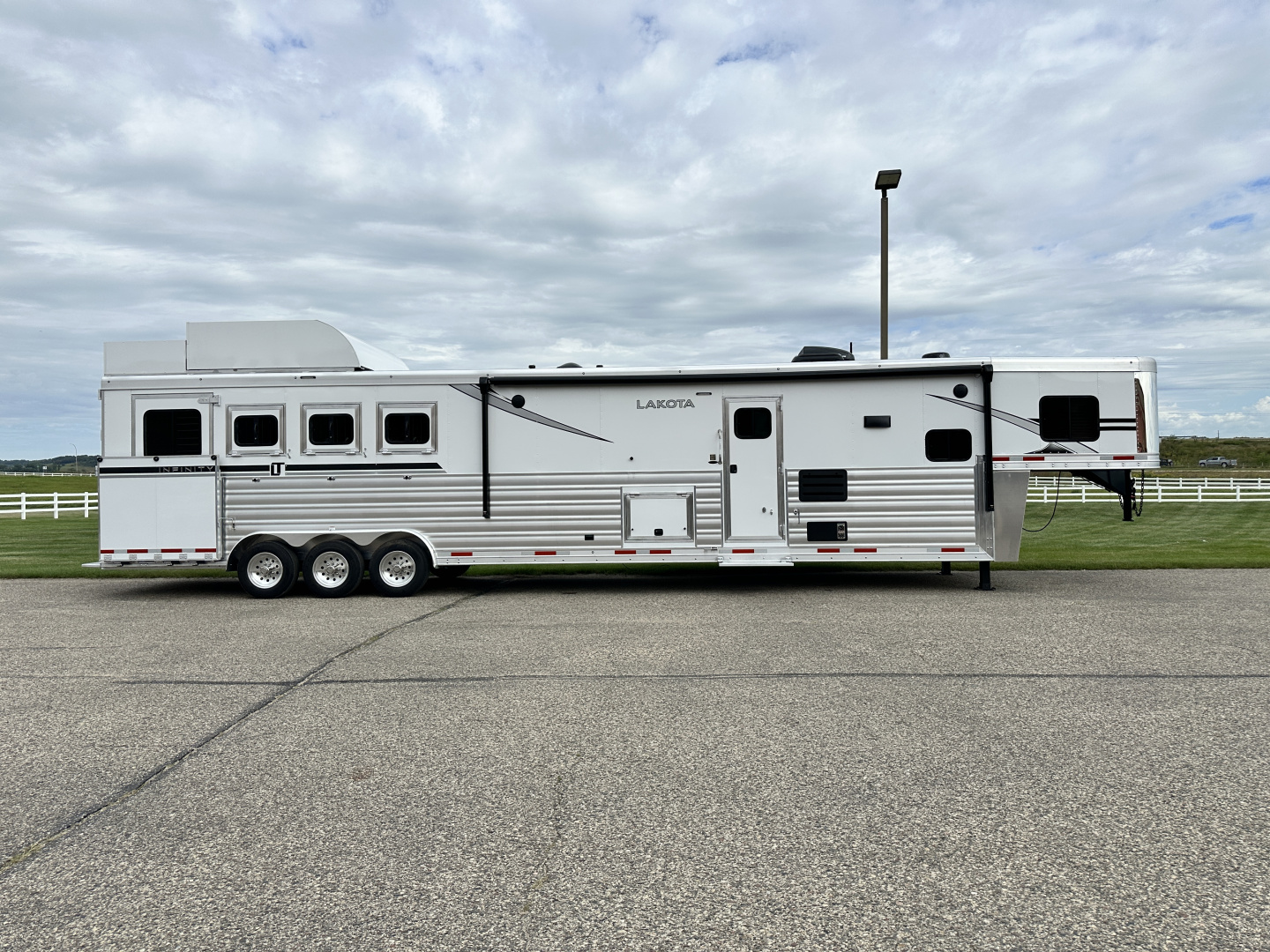 New 2026 Lakota 4H 18' LQ IN8418FKT Horse Trailer