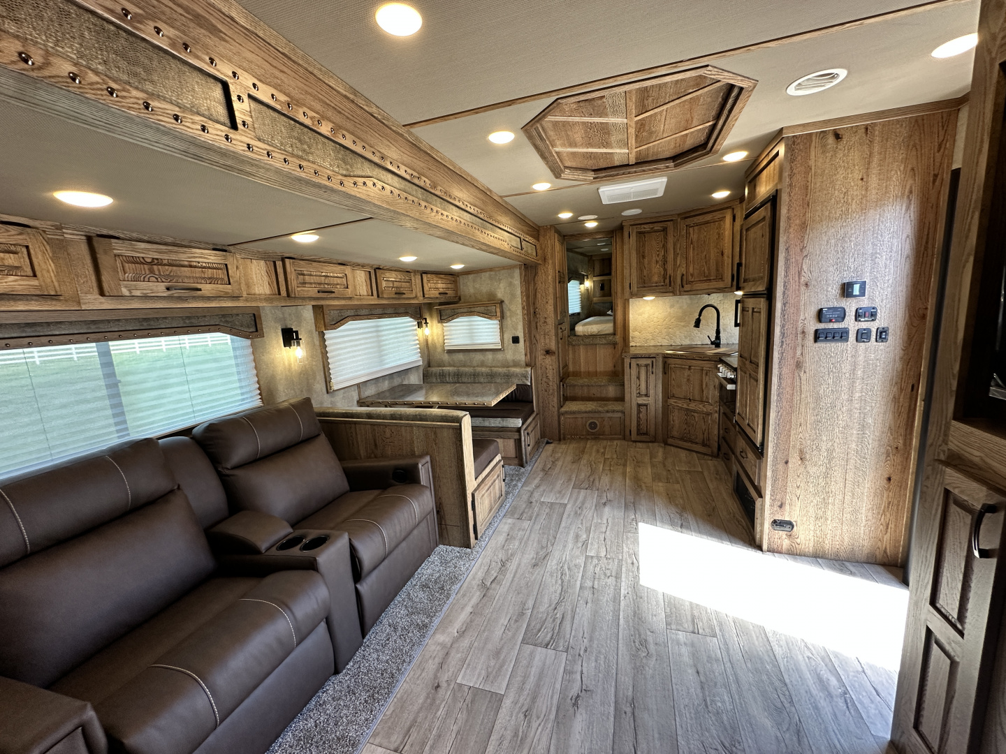 New 2026 Lakota 4H 18' LQ IN8418FKT Horse Trailer