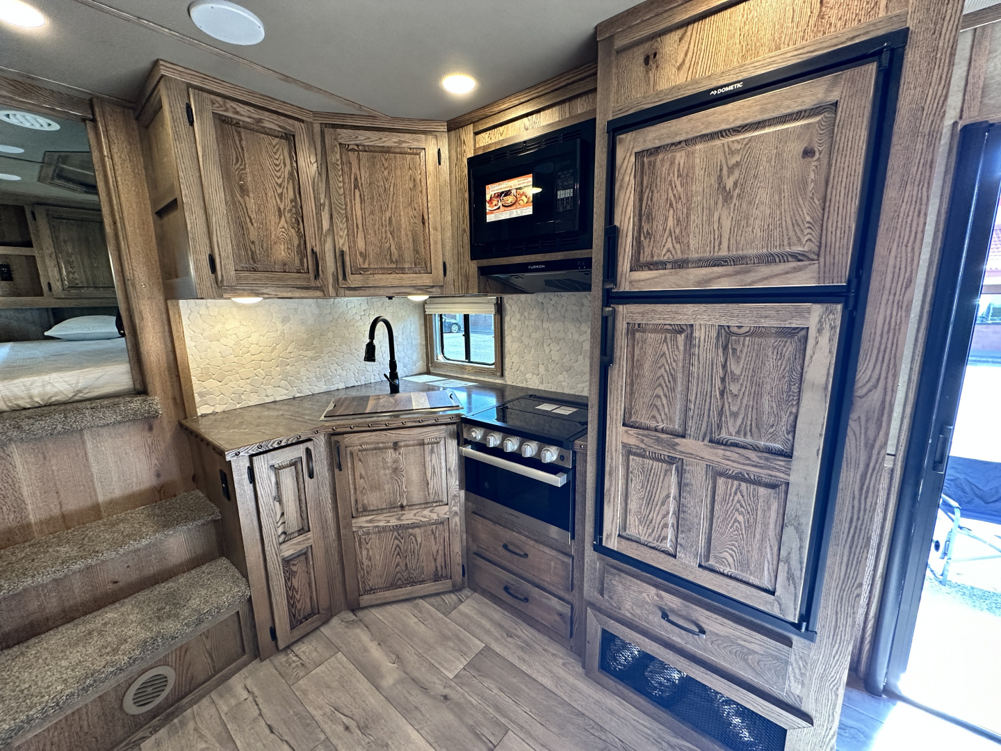 New 2026 Lakota 4H 18' LQ IN8418FKT Horse Trailer