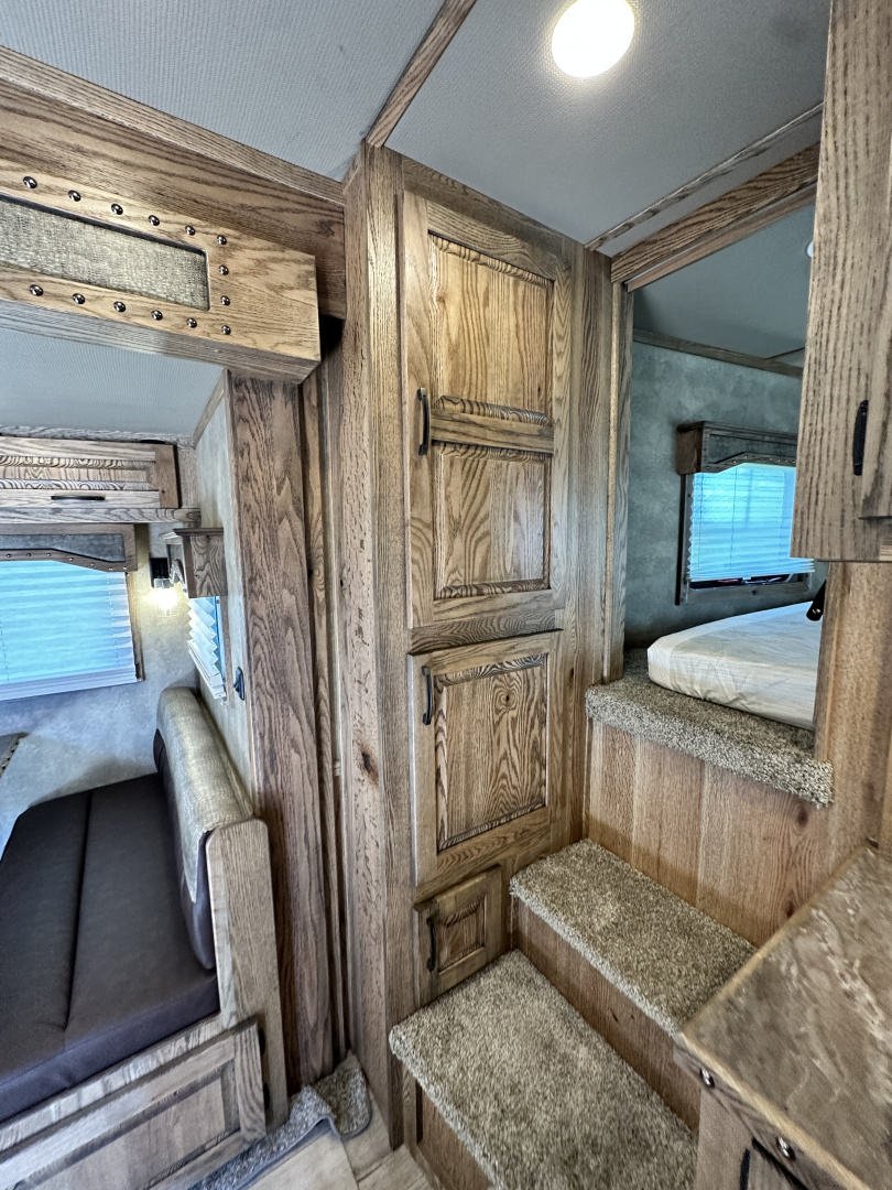 New 2026 Lakota 4H 18' LQ IN8418FKT Horse Trailer