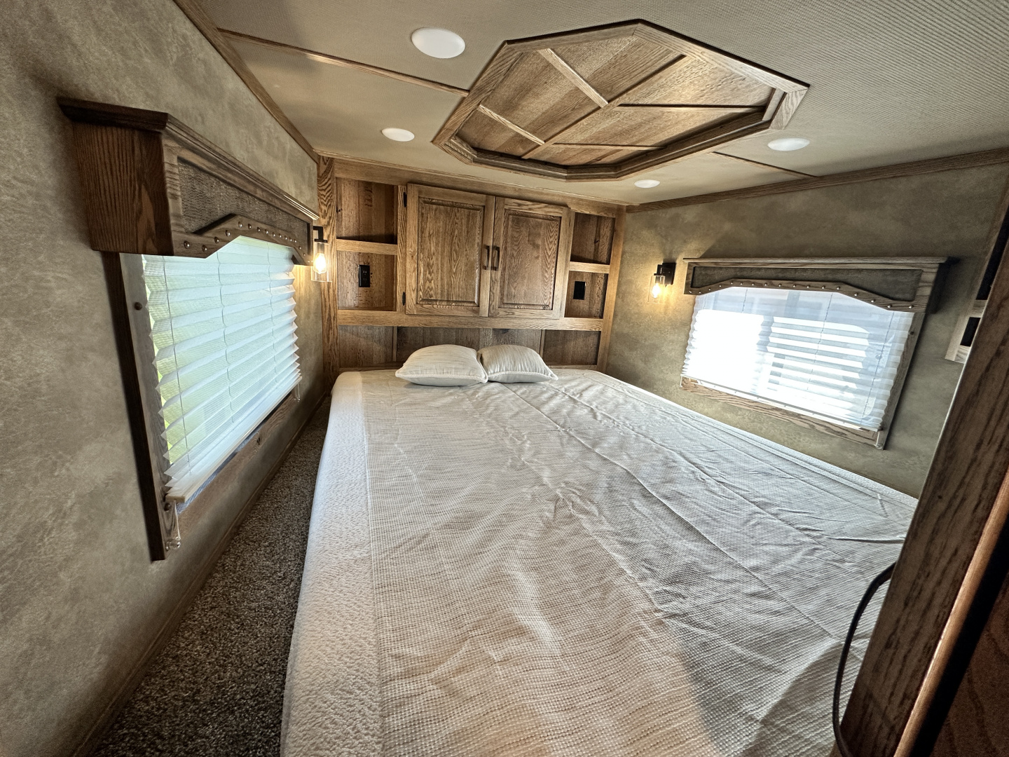 New 2026 Lakota 4H 18' LQ IN8418FKT Horse Trailer