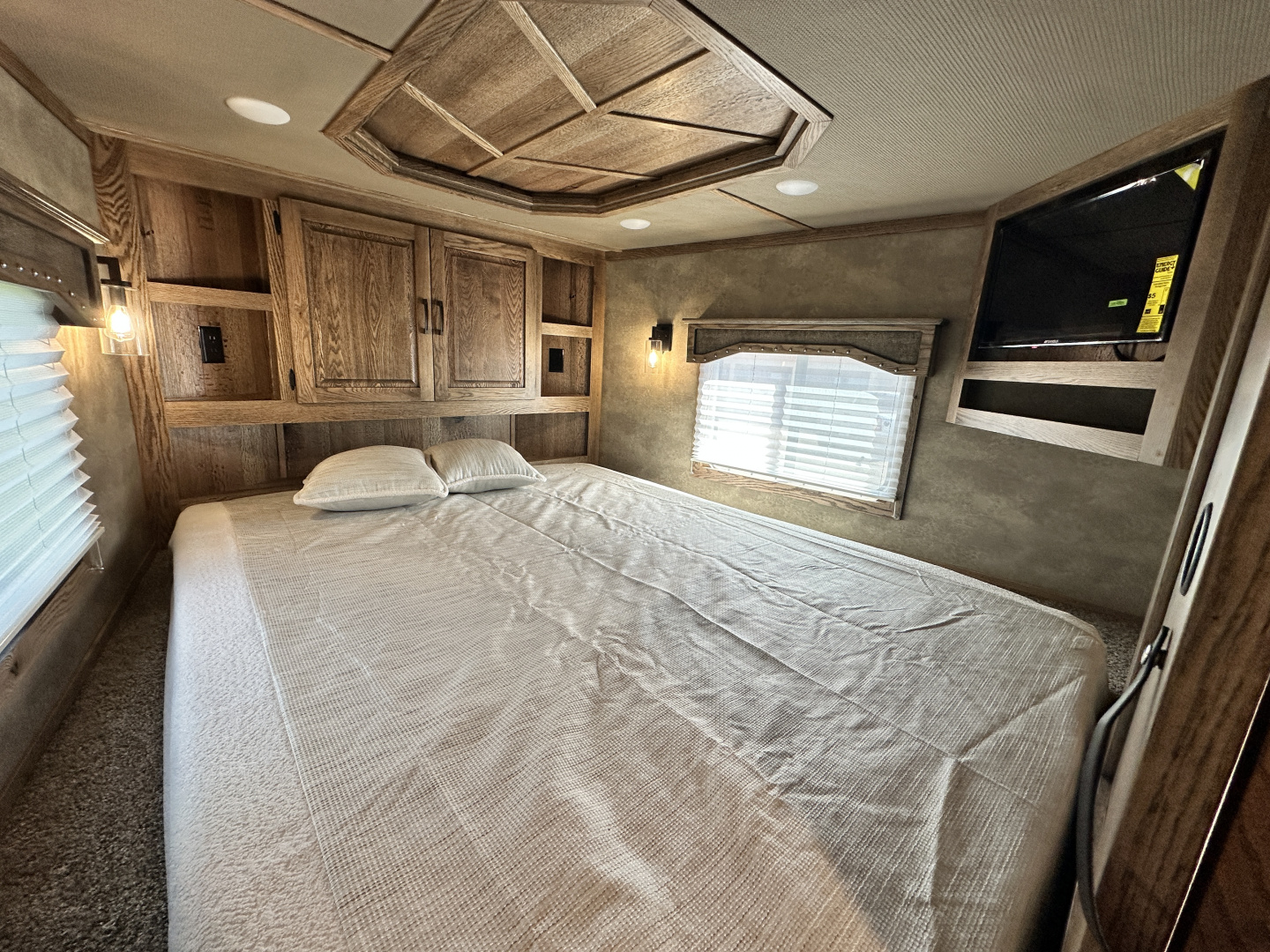 New 2026 Lakota 4H 18' LQ IN8418FKT Horse Trailer