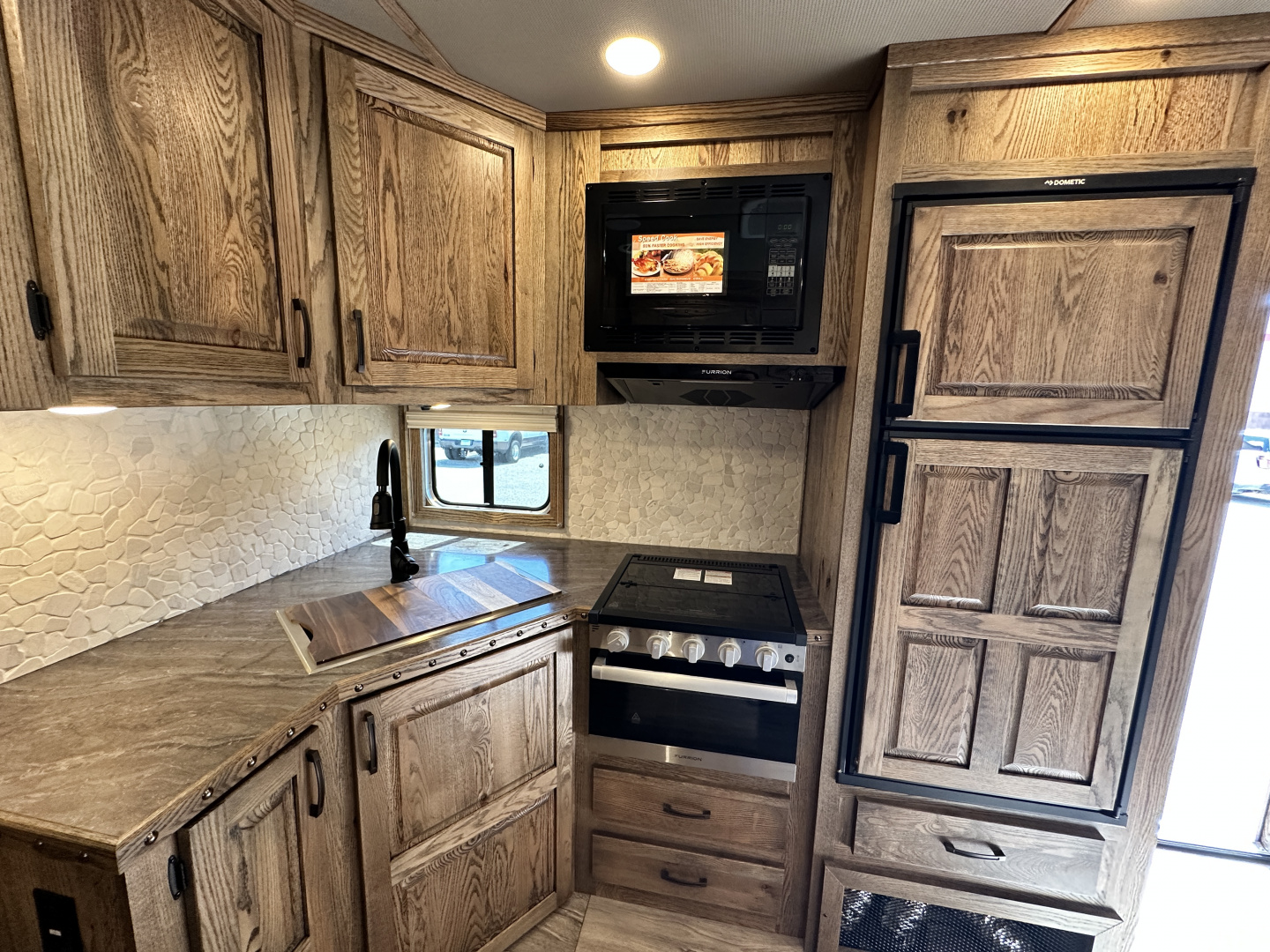 New 2026 Lakota 4H 18' LQ IN8418FKT Horse Trailer