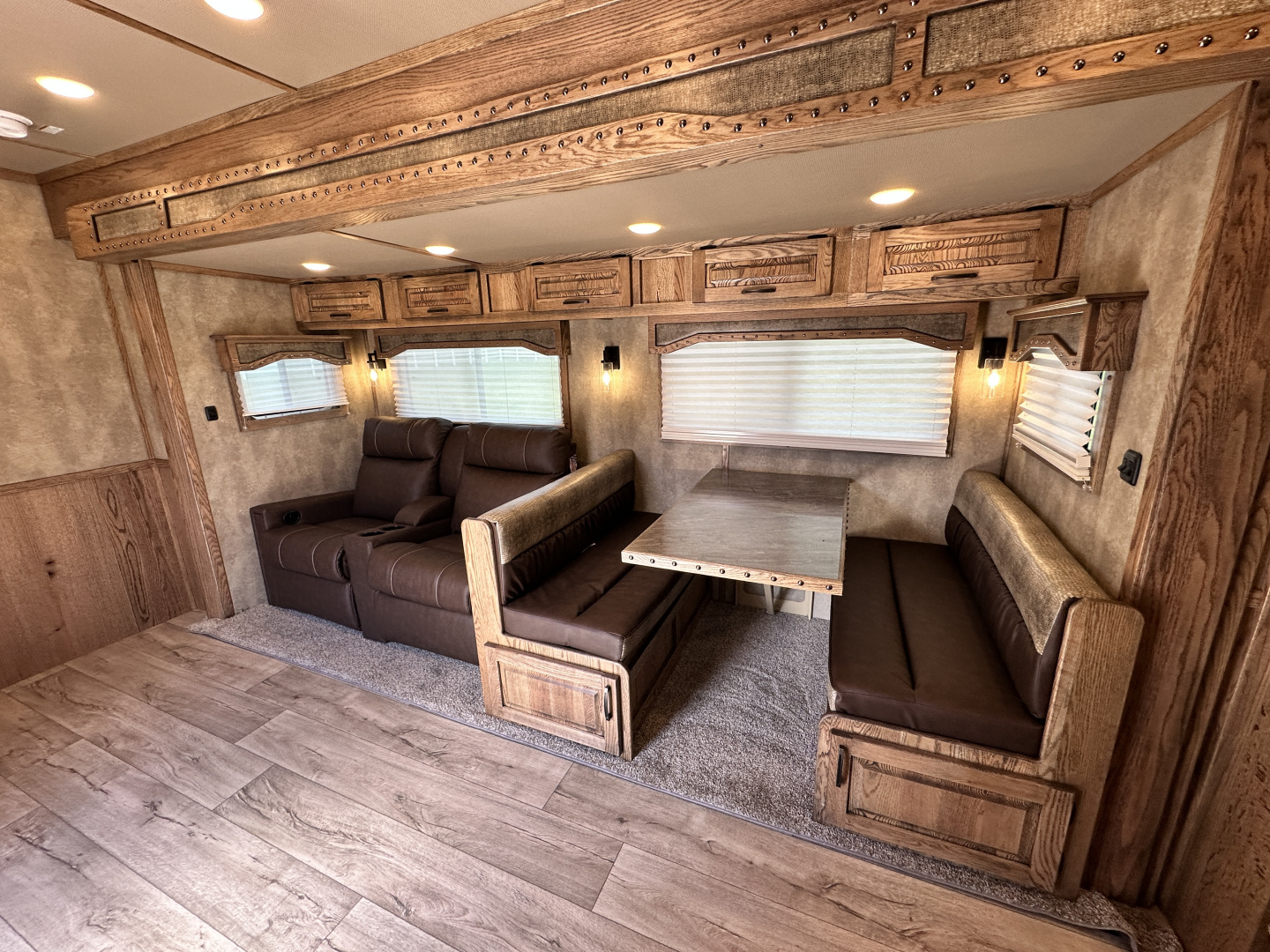 New 2026 Lakota 4H 18' LQ IN8418FKT Horse Trailer