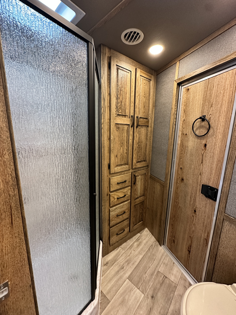New 2026 Lakota 4H 18' LQ IN8418FKT Horse Trailer