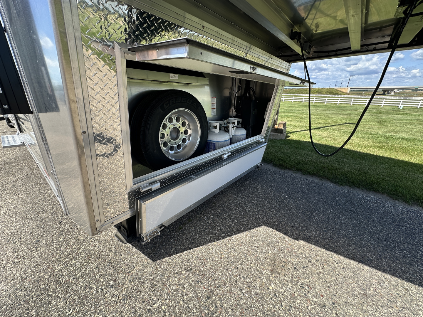 New 2026 Lakota 4H 18' LQ IN8418FKT Horse Trailer