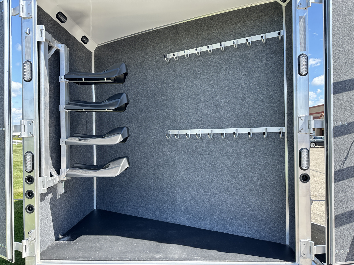 New 2026 Lakota 4H 18' LQ IN8418FKT Horse Trailer