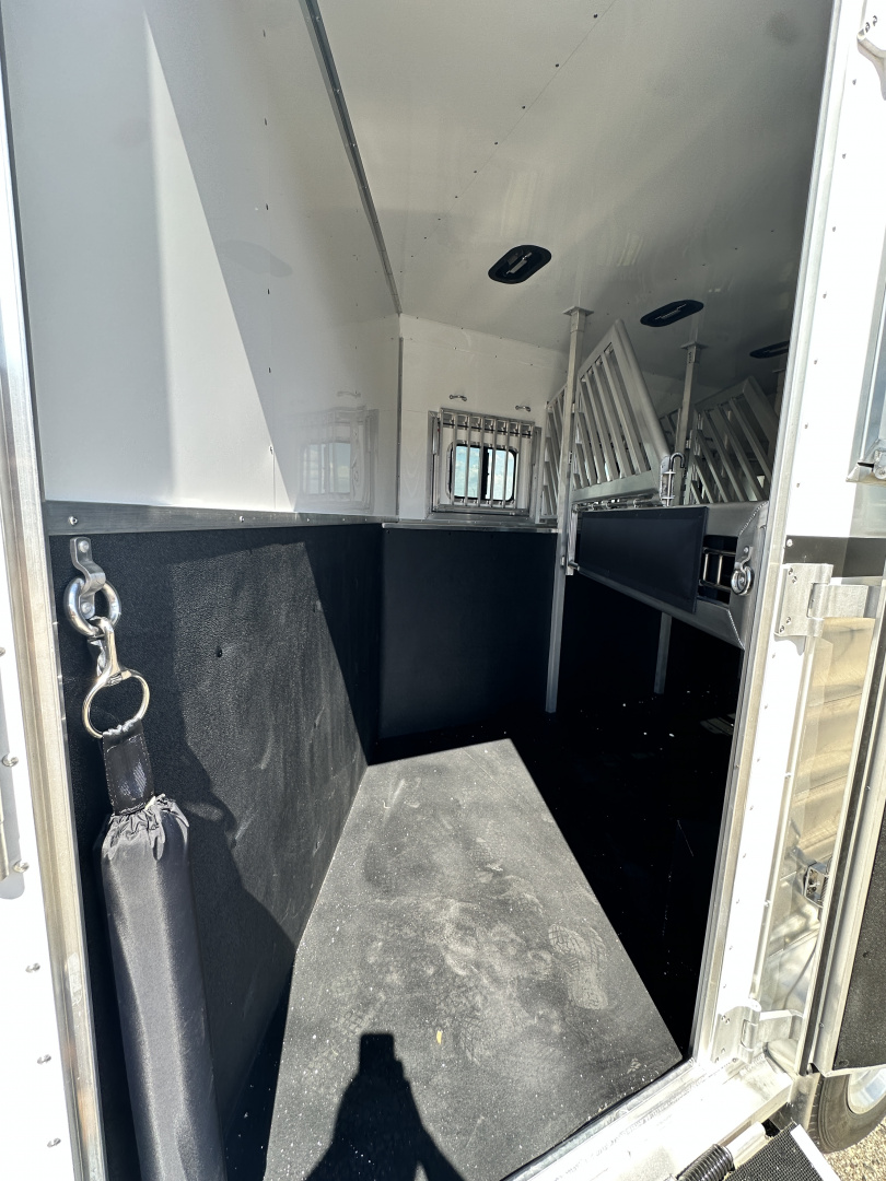 New 2026 Lakota 4H 18' LQ IN8418FKT Horse Trailer