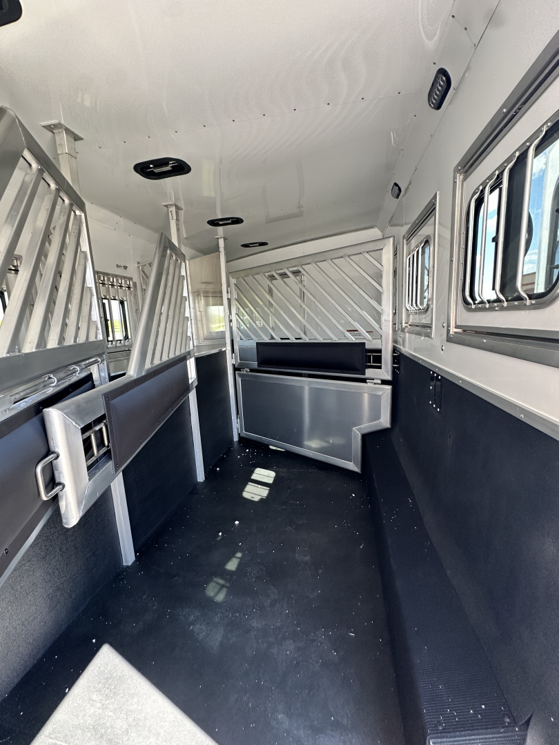 New 2026 Lakota 4H 18' LQ IN8418FKT Horse Trailer