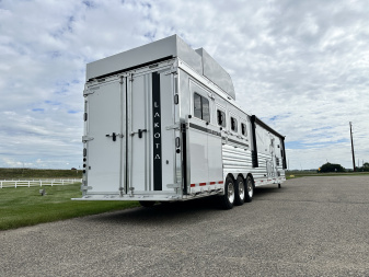 New 2026 Lakota 4H 18' LQ IN8418FKT Horse Trailer