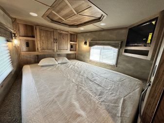 New 2026 Lakota 4H 18' LQ IN8418FKT Horse Trailer