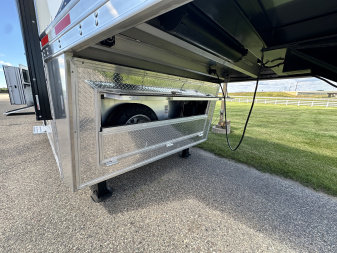 New 2026 Lakota 4H 18' LQ IN8418FKT Horse Trailer