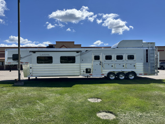 New 2026 Lakota 4H 18' LQ IN8418FKT Horse Trailer