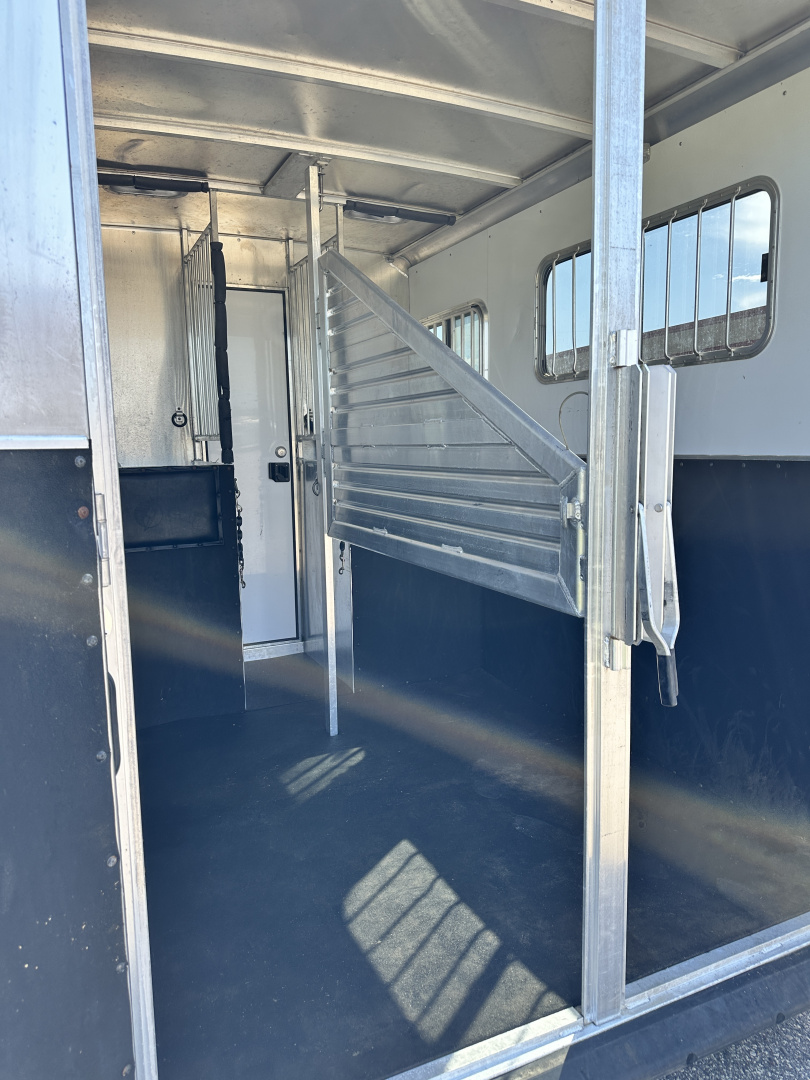 Used 2005 Featherlite Trailers 2H Str. Load BP w/ Mangers Horse Trailer