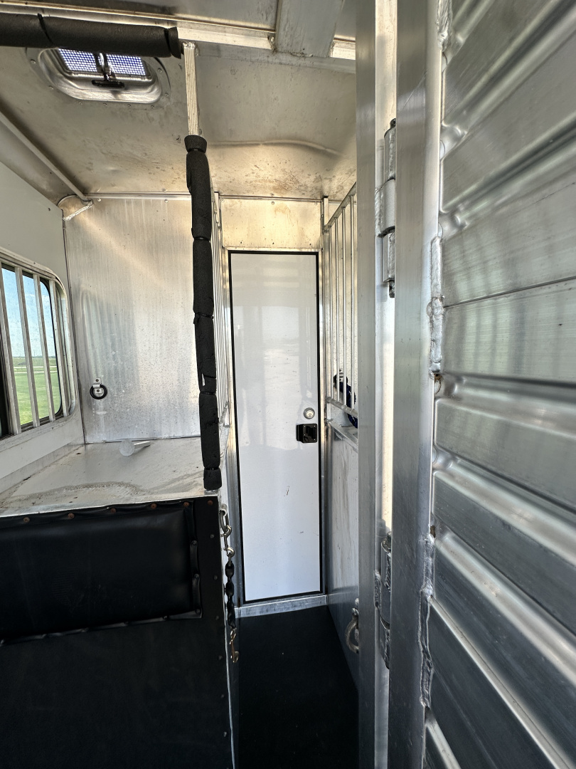 Used 2005 Featherlite Trailers 2H Str. Load BP w/ Mangers Horse Trailer
