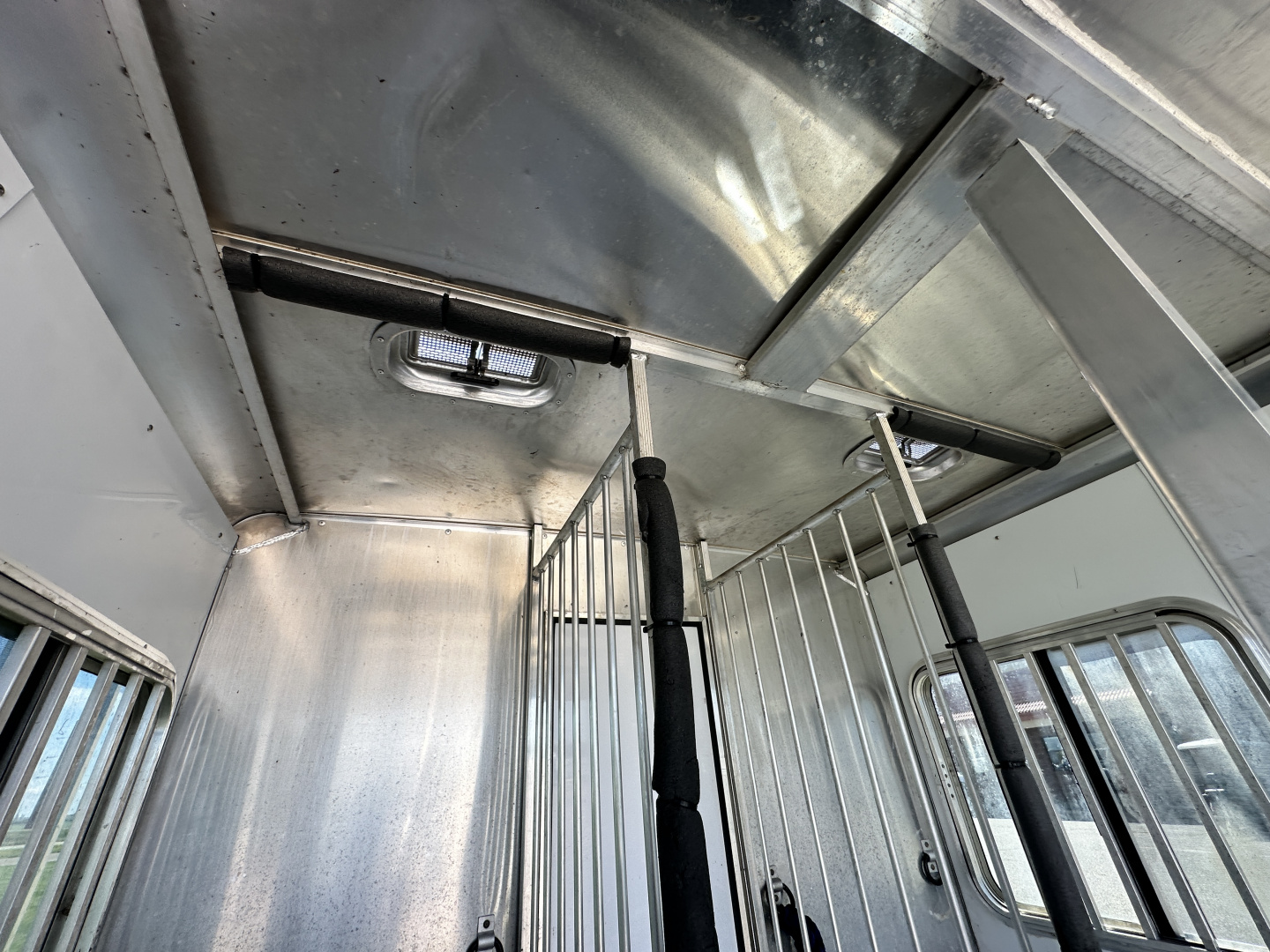 Used 2005 Featherlite Trailers 2H Str. Load BP w/ Mangers Horse Trailer