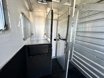 Used 2005 Featherlite Trailers 2H Str. Load BP w/ Mangers Horse Trailer