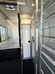 Used 2005 Featherlite Trailers 2H Str. Load BP w/ Mangers Horse Trailer