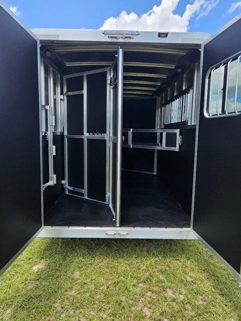 New 2026 Shadow 3H Stablemate w/ Escape Door Horse Trailer
