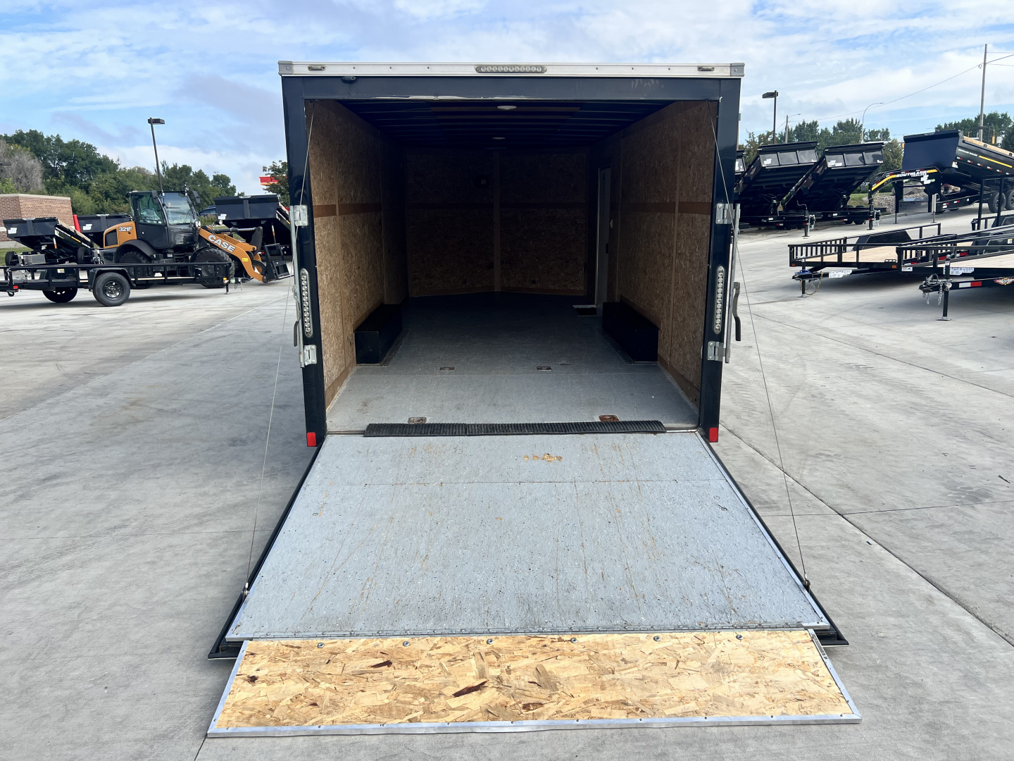 Used 2019 Bravo 8.5x20+v dovetail enclosed cargo car hauler trailer ALUMINUM Wheels