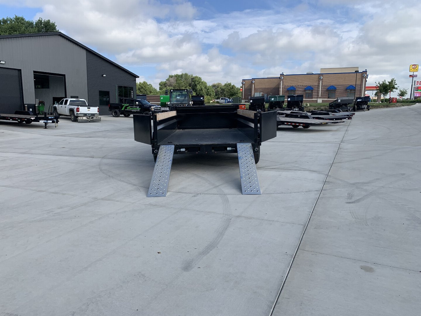 Used Twice 2026 Southland 14ft Low Profile Dump Trailer 2-7000 lb axles =14K with Ramps