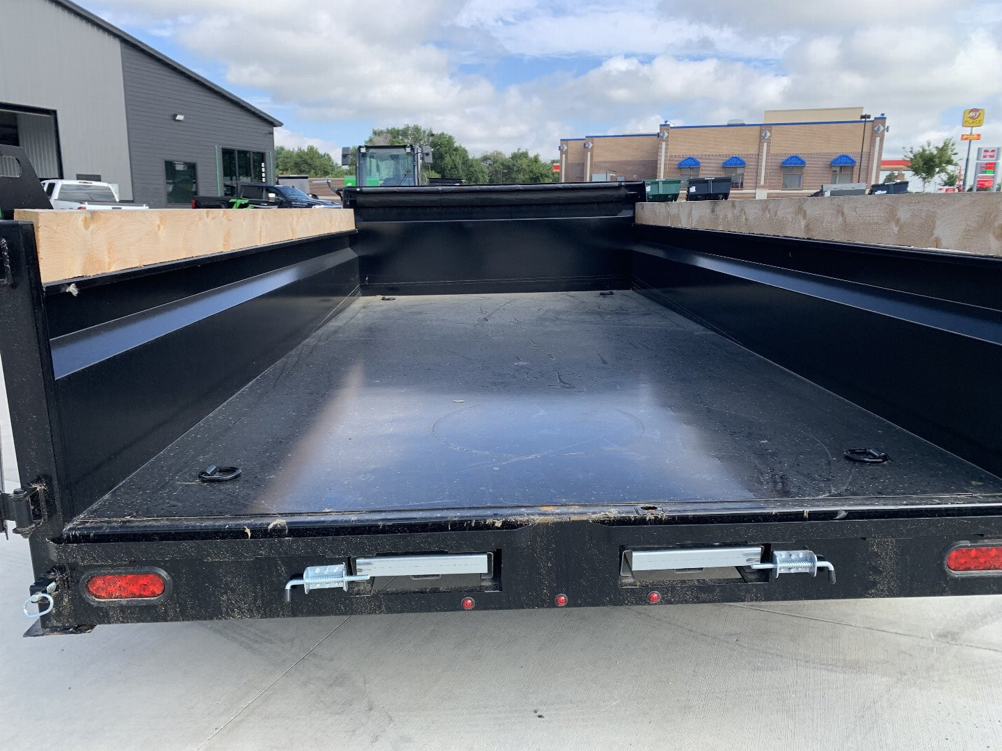 Used Twice 2026 Southland 14ft Low Profile Dump Trailer 2-7000 lb axles =14K with Ramps
