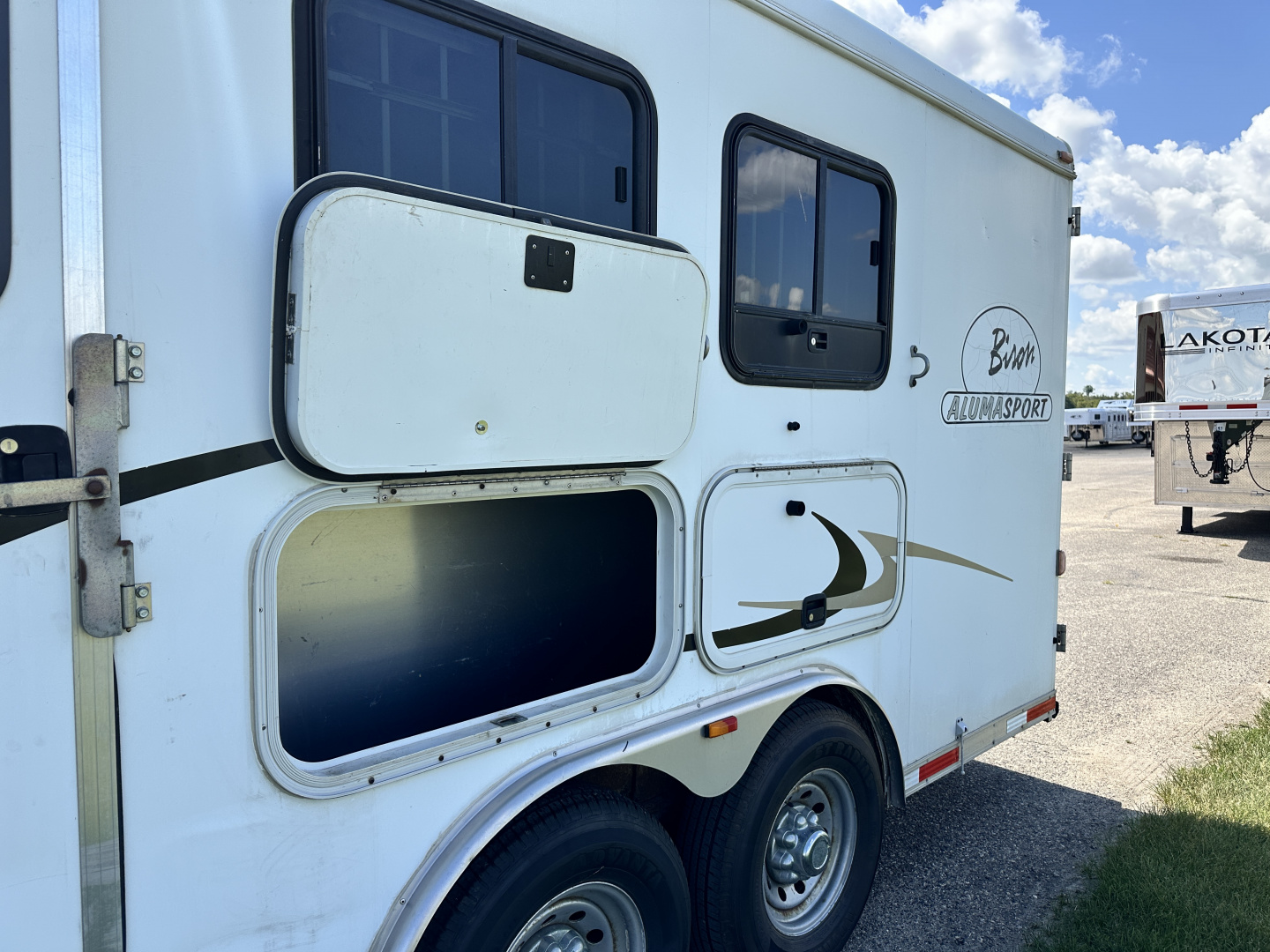 Used 2007 Bison Trailers 3H 10' LQ Horse Trailer