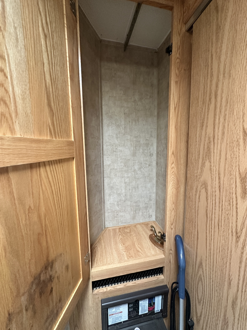 Used 2007 Bison Trailers 3H 10' LQ Horse Trailer