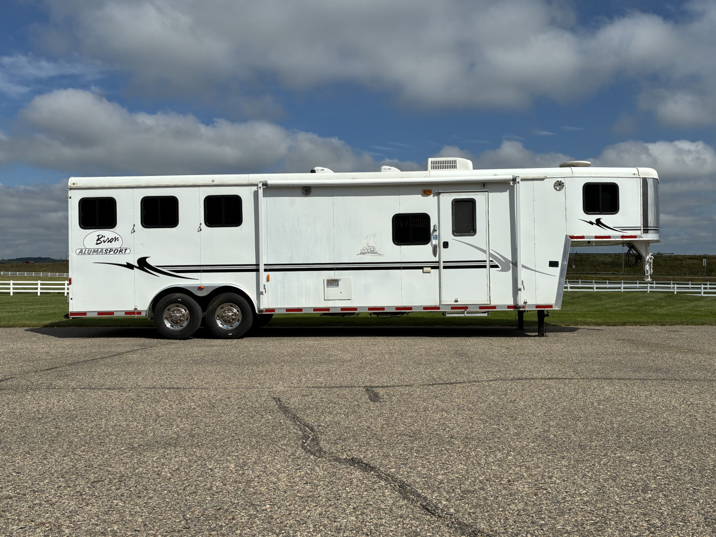 Used 2006 Bison Trailers 3H 10'Living Quarters Horse Trailer