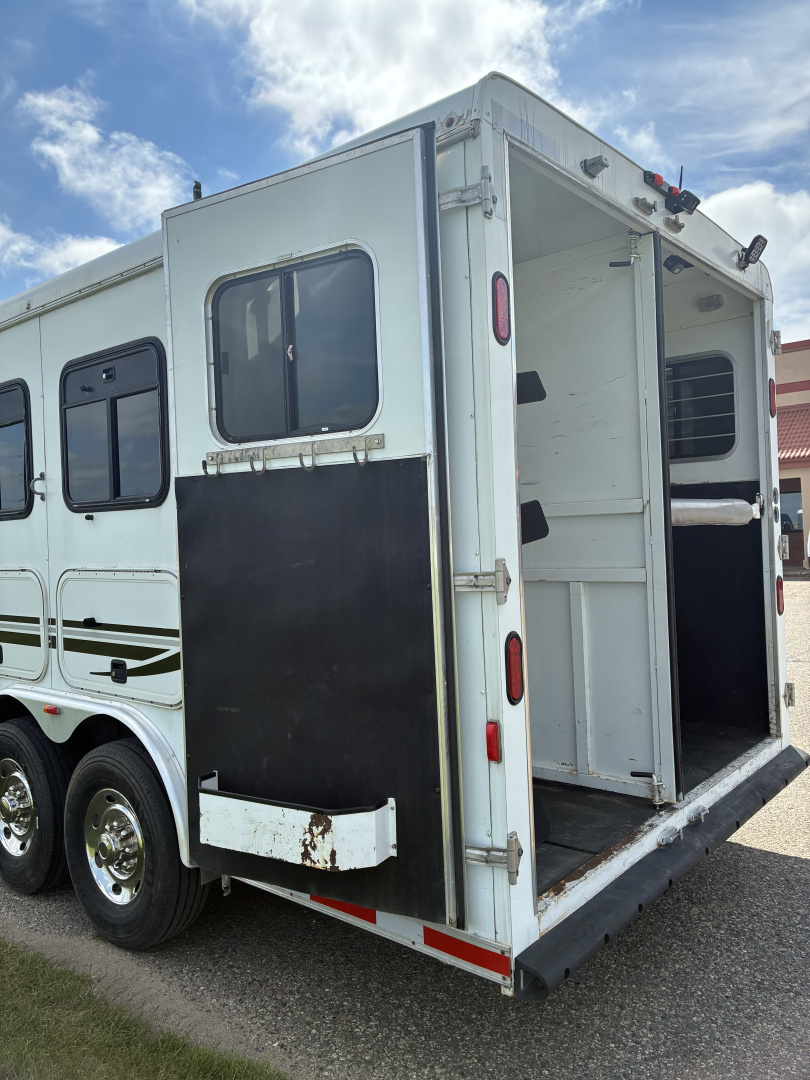 Used 2006 Bison Trailers 3H 10'Living Quarters Horse Trailer