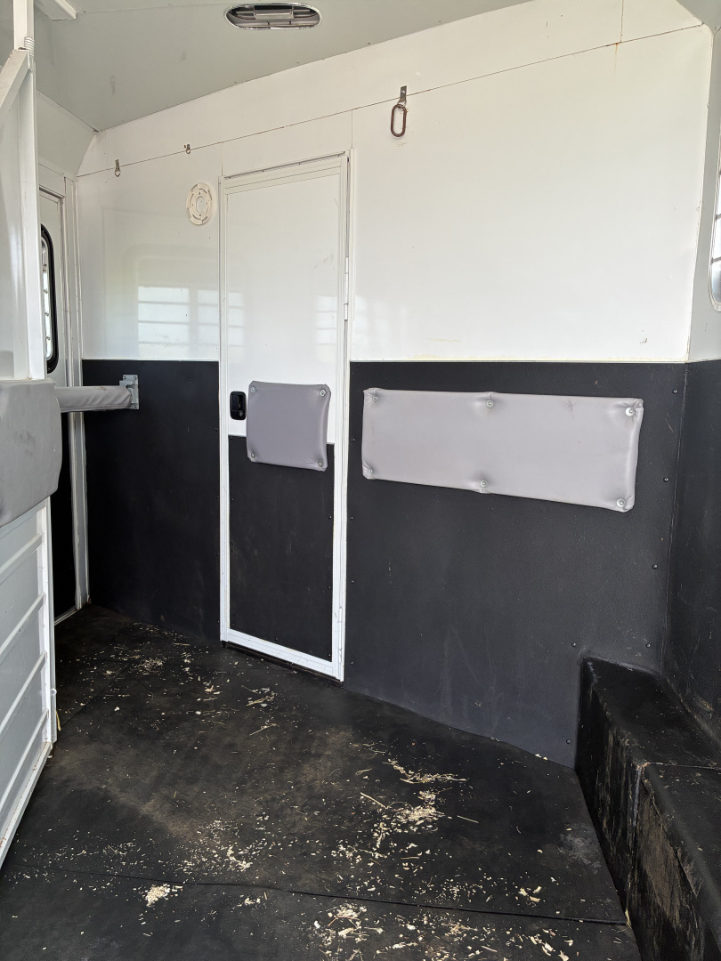 Used 2006 Bison Trailers 3H 10'Living Quarters Horse Trailer