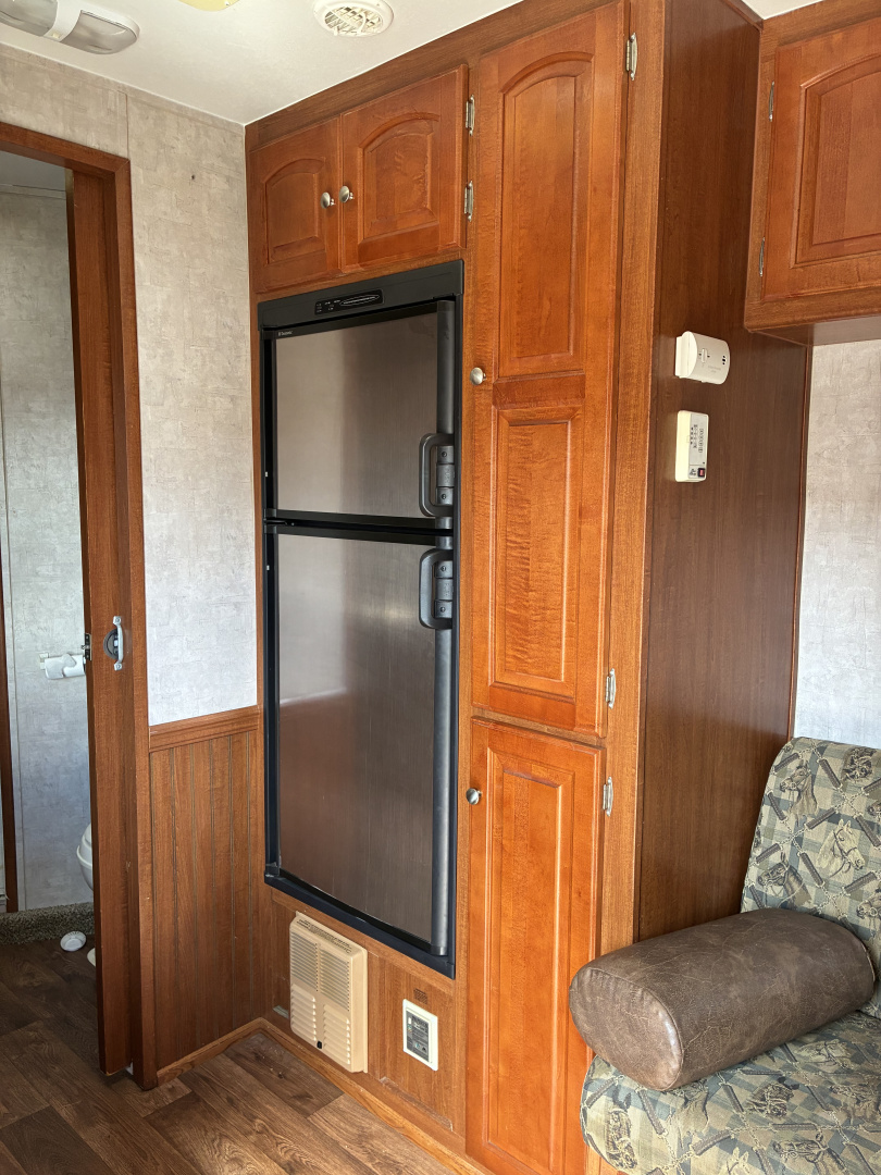 Used 2006 Bison Trailers 3H 10'Living Quarters Horse Trailer