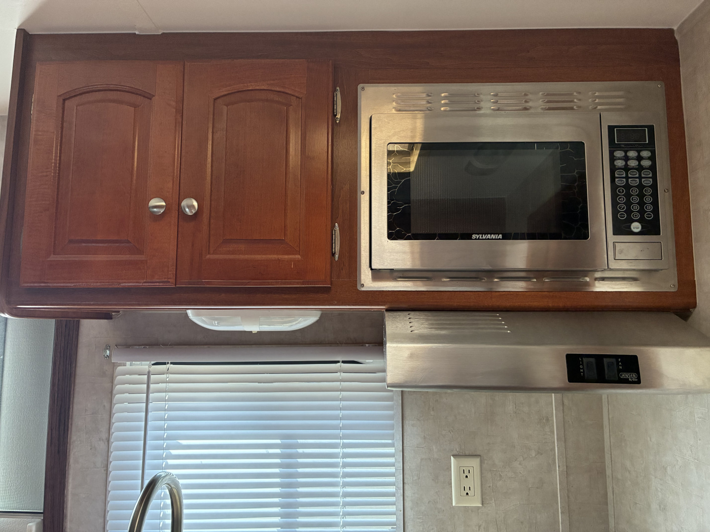 Used 2006 Bison Trailers 3H 10'Living Quarters Horse Trailer