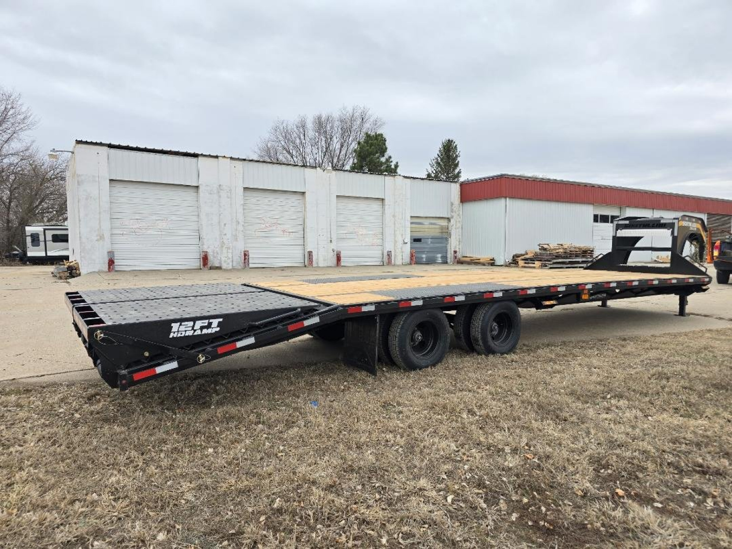 New 2025 Southland Trailers Gooseneck 26' Tandem Dual with Beavertail Gooseneck