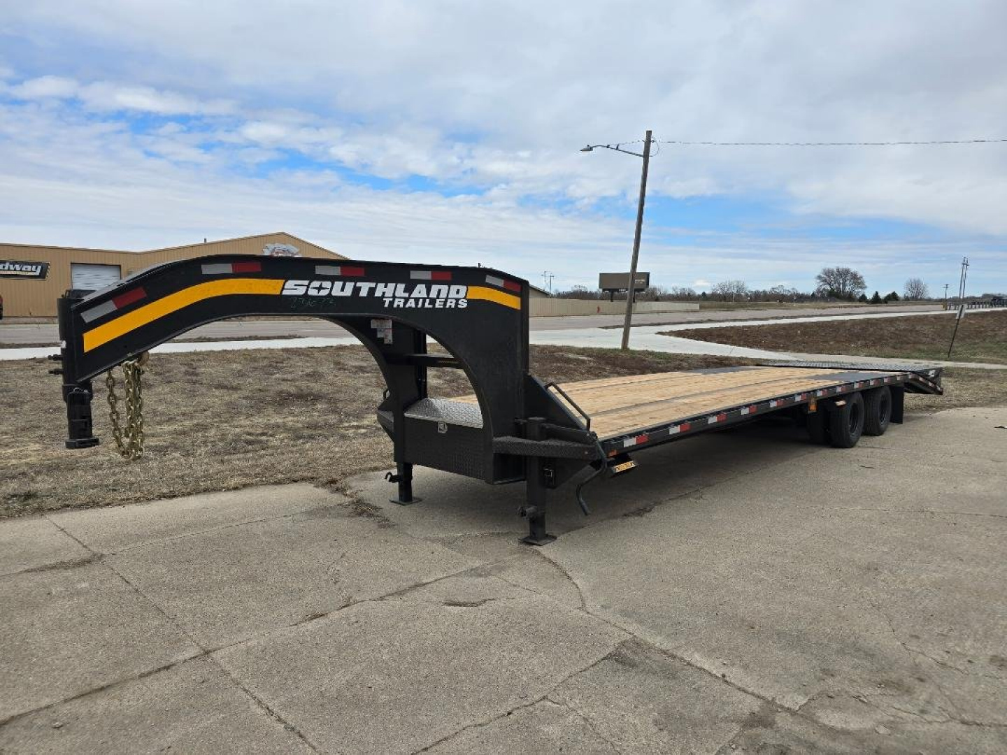 New 2025 Southland Trailers Gooseneck 26' Tandem Dual with Beavertail Gooseneck