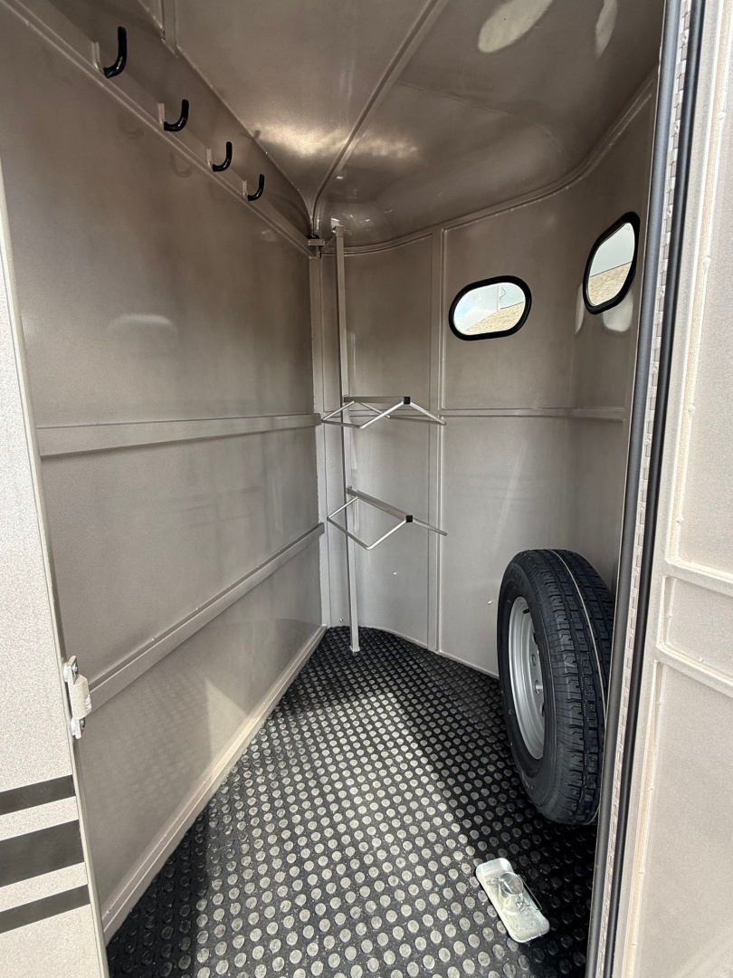 New 2026 Bee 3 Horse Slant Load BP Drops Horse Trailer