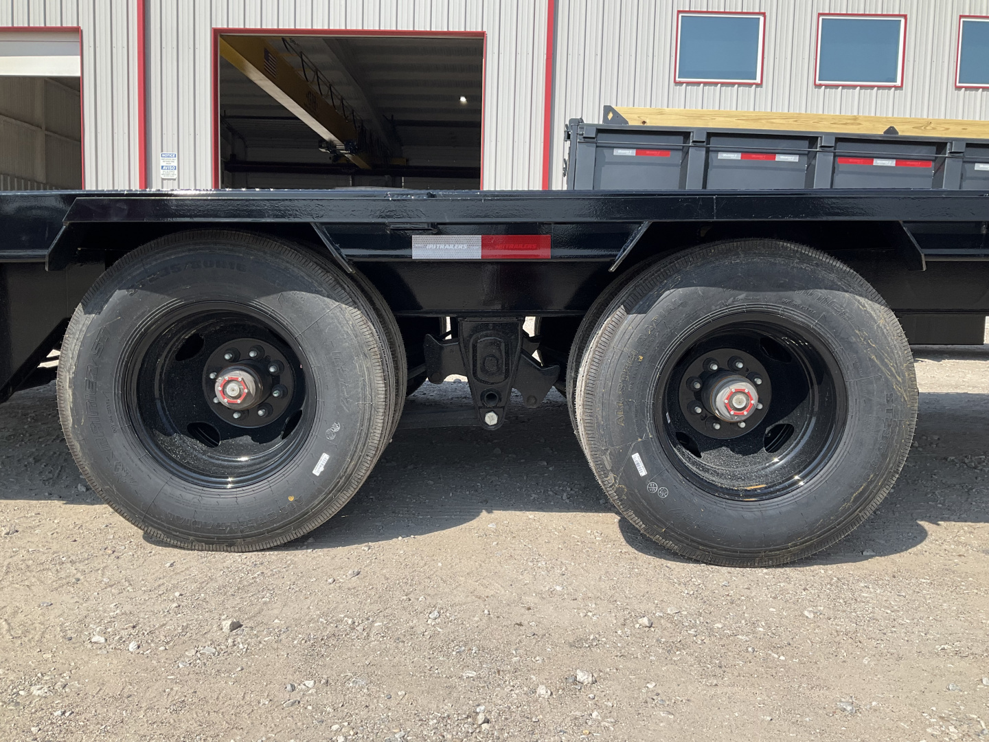 New 2025 PJ 102"x32' GN Low Pro Hydraulic Dovetail w/ Duals - LY