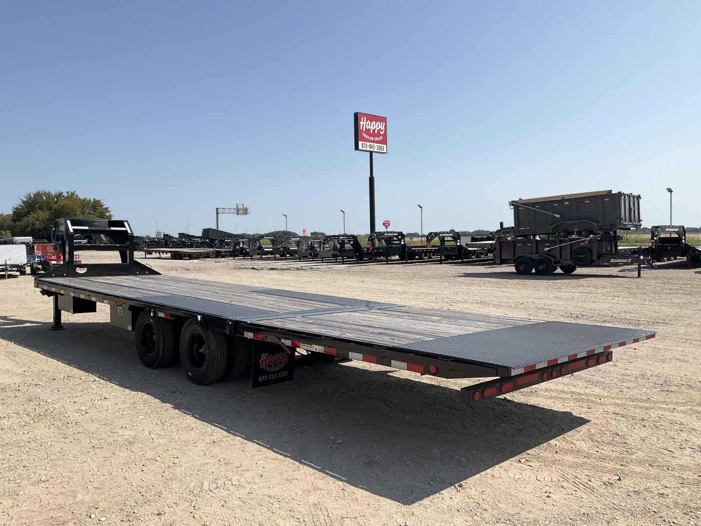 New 2025 PJ 102"x32' GN Low Pro Hydraulic Dovetail w/ Duals - LY