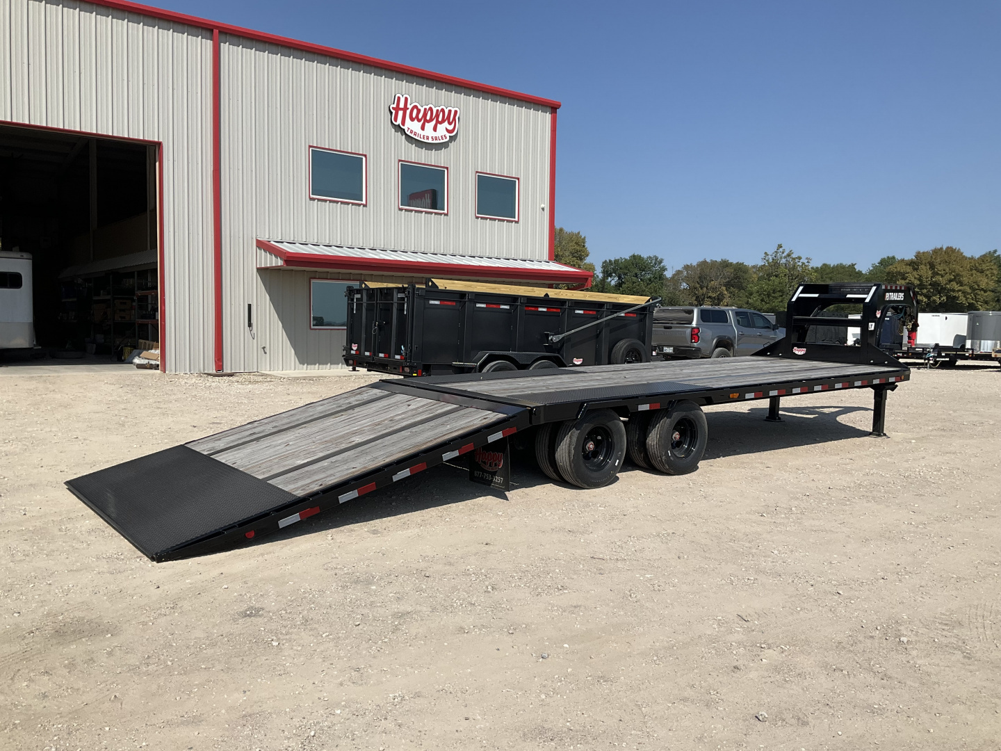 New 2025 PJ 102"x32' GN Low Pro Hydraulic Dovetail w/ Duals - LY